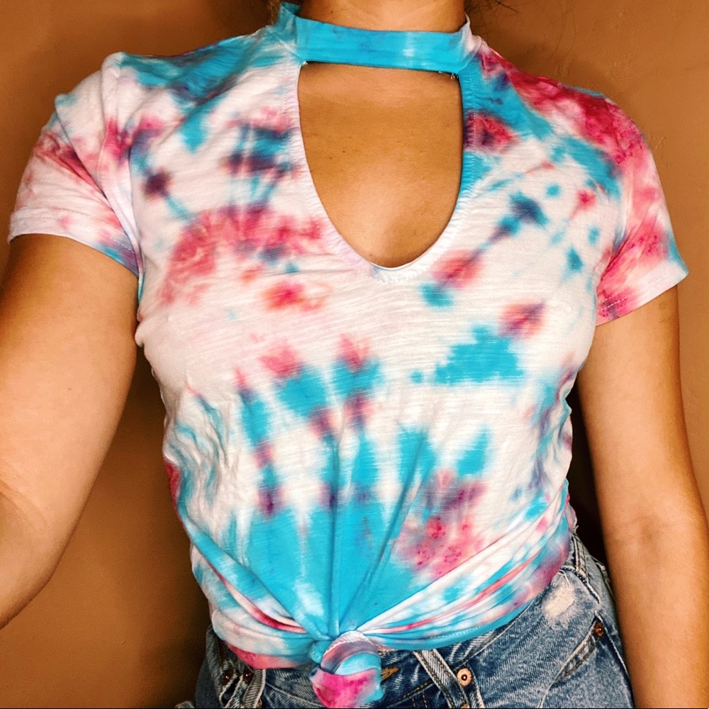 🍍 SHEIN Tie Dye Red White & Blue Keyhole T-shirt